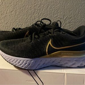 Brand new never worn Nike react infinity flyknit shoe size 6